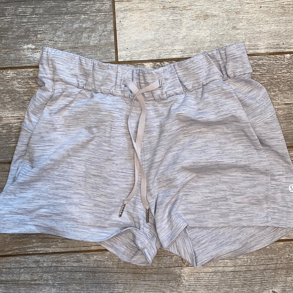 Lululemon shorts w pockets